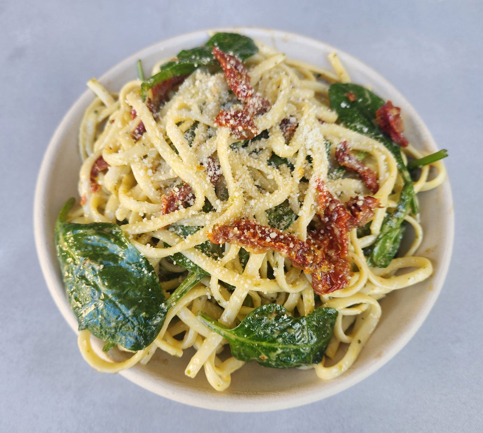 Pesto pasta salad (v)