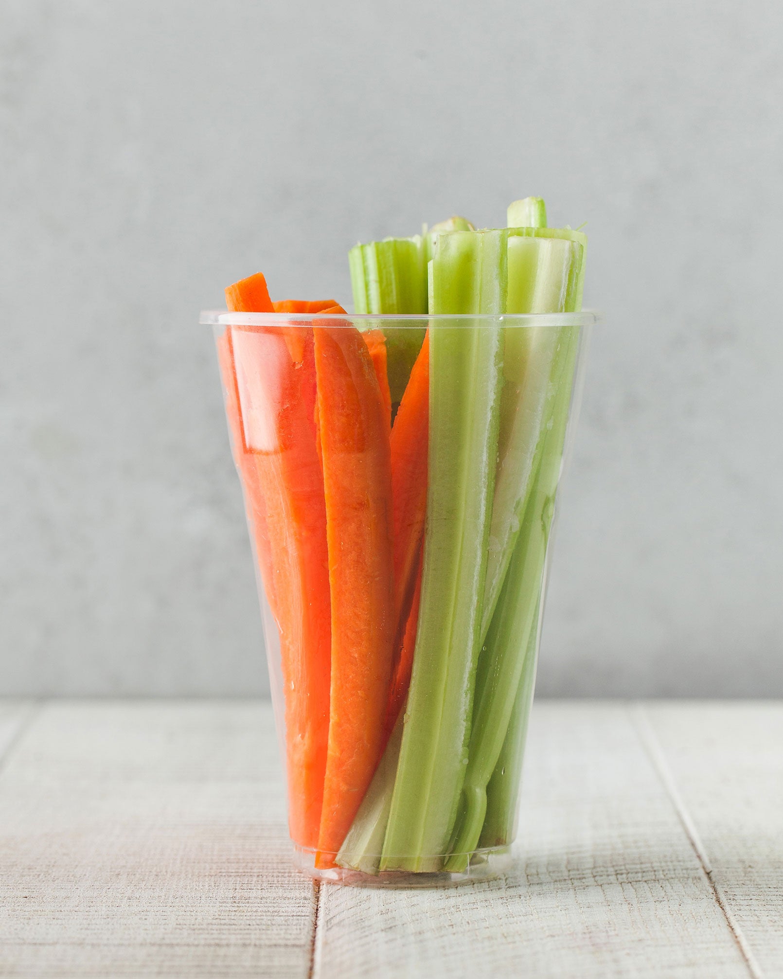 Fresh veggie cups with hummus (vegan)